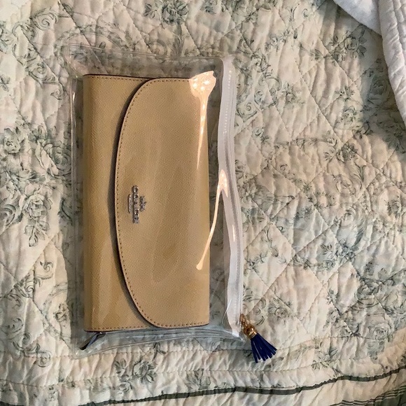 Coach- women’s accordion wallet - Picture 1 of 3